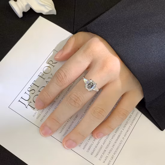 女性用の高品質エメラルド モアサナイト シルバー リング、彼女への婚約ギフト